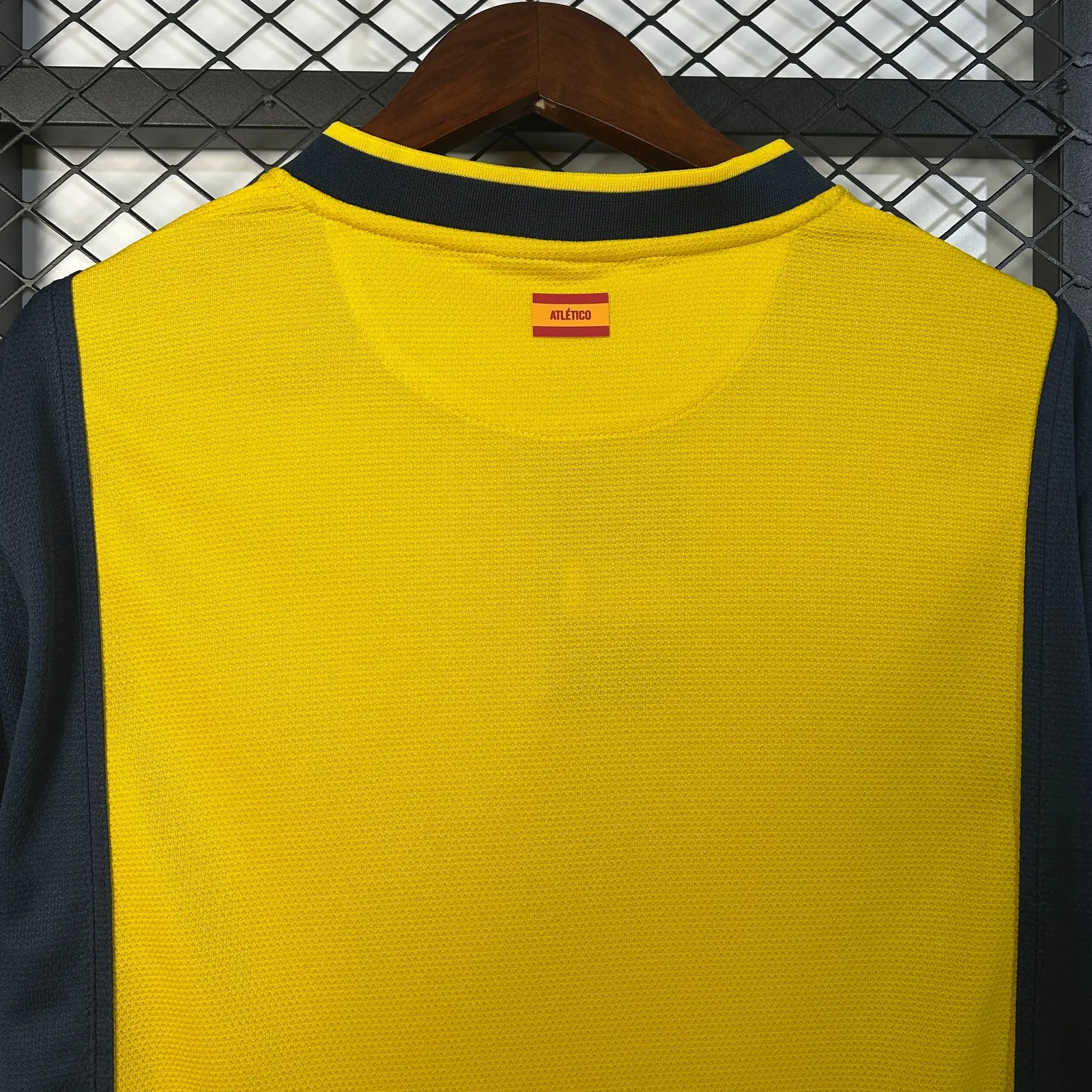 Retro Atlético Madrid 2013/14 Away Shirt thumbnail 2