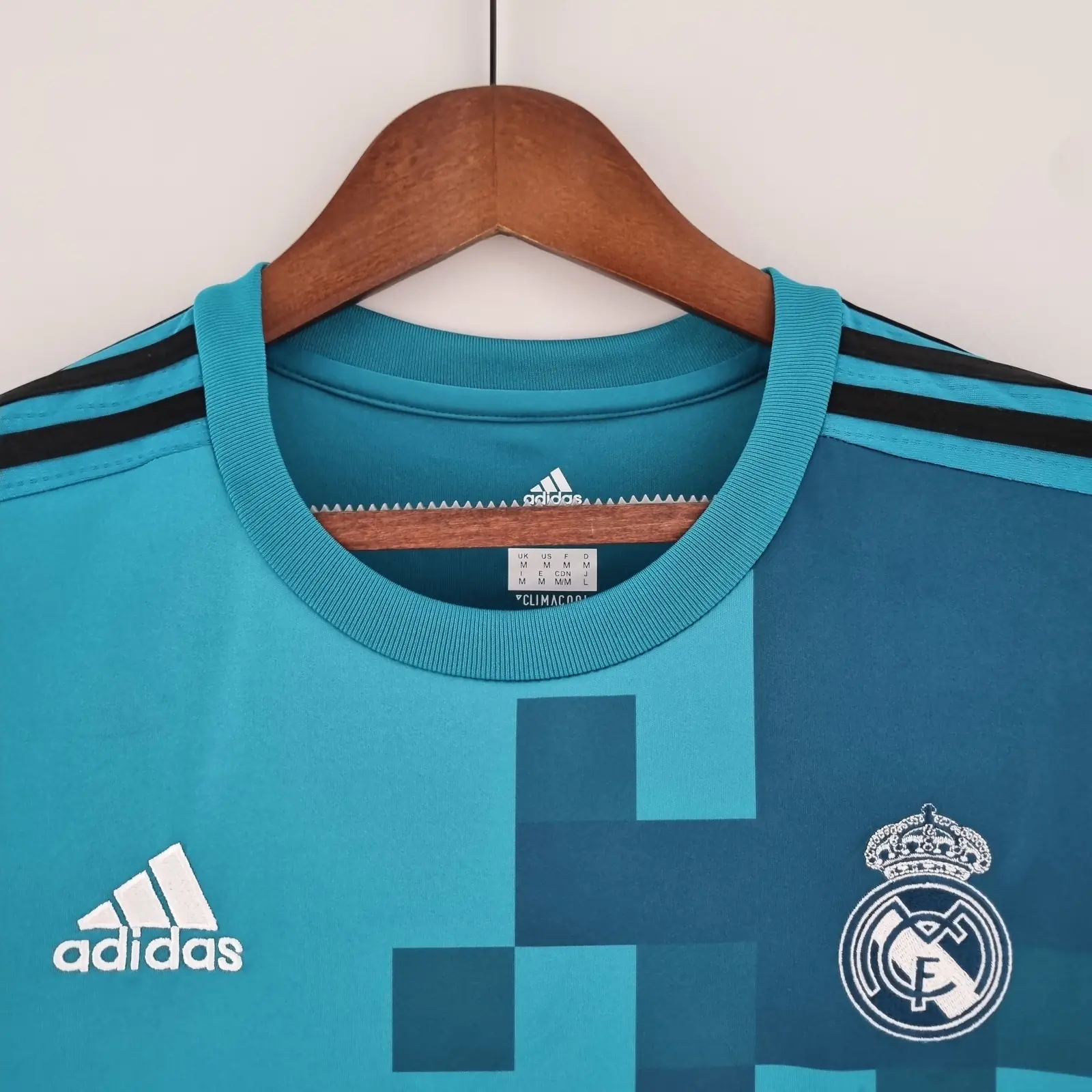 Retro Real Madrid 2017/18 Third Away Shirt thumbnail 2