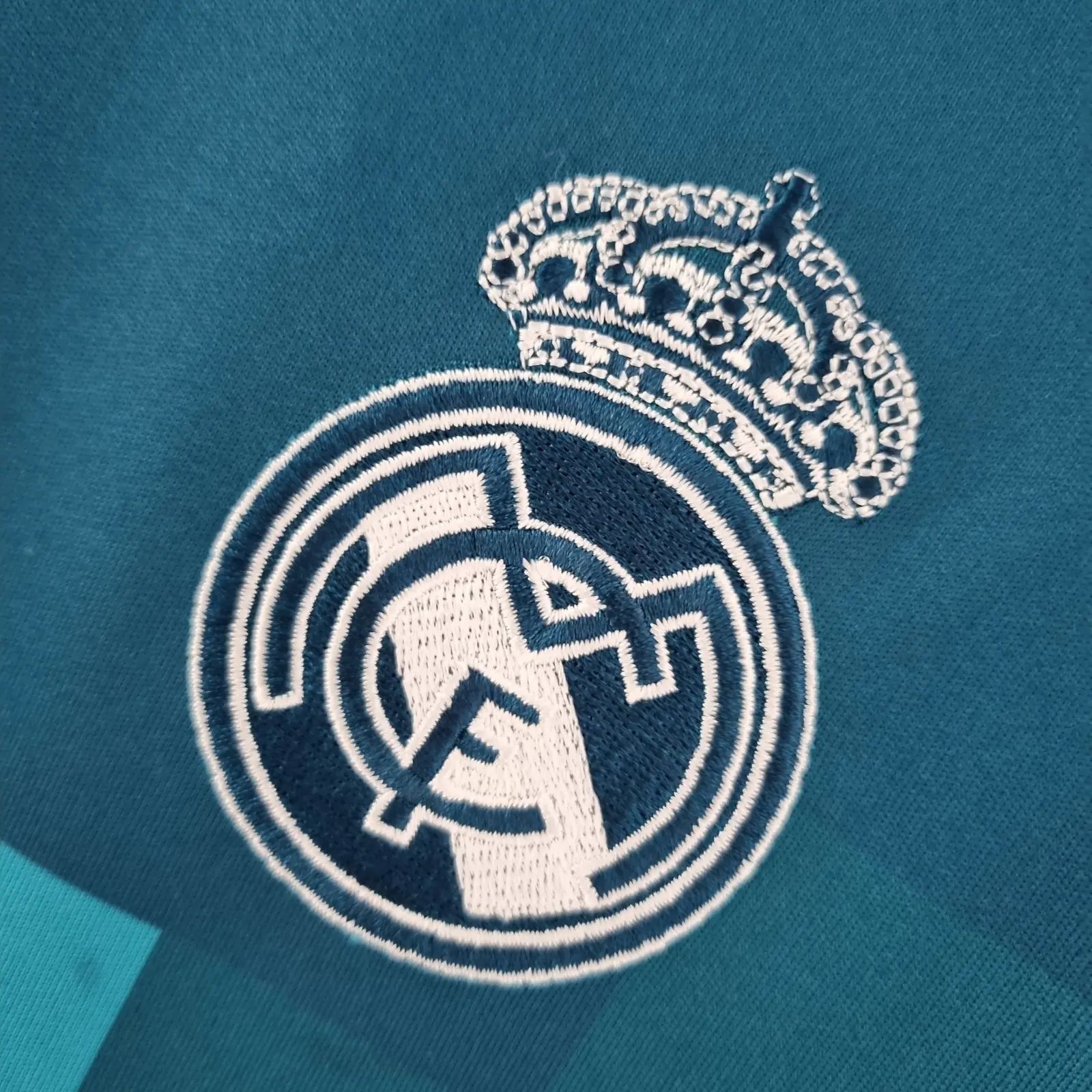 Retro Real Madrid 2017/18 Third Away Shirt thumbnail 5