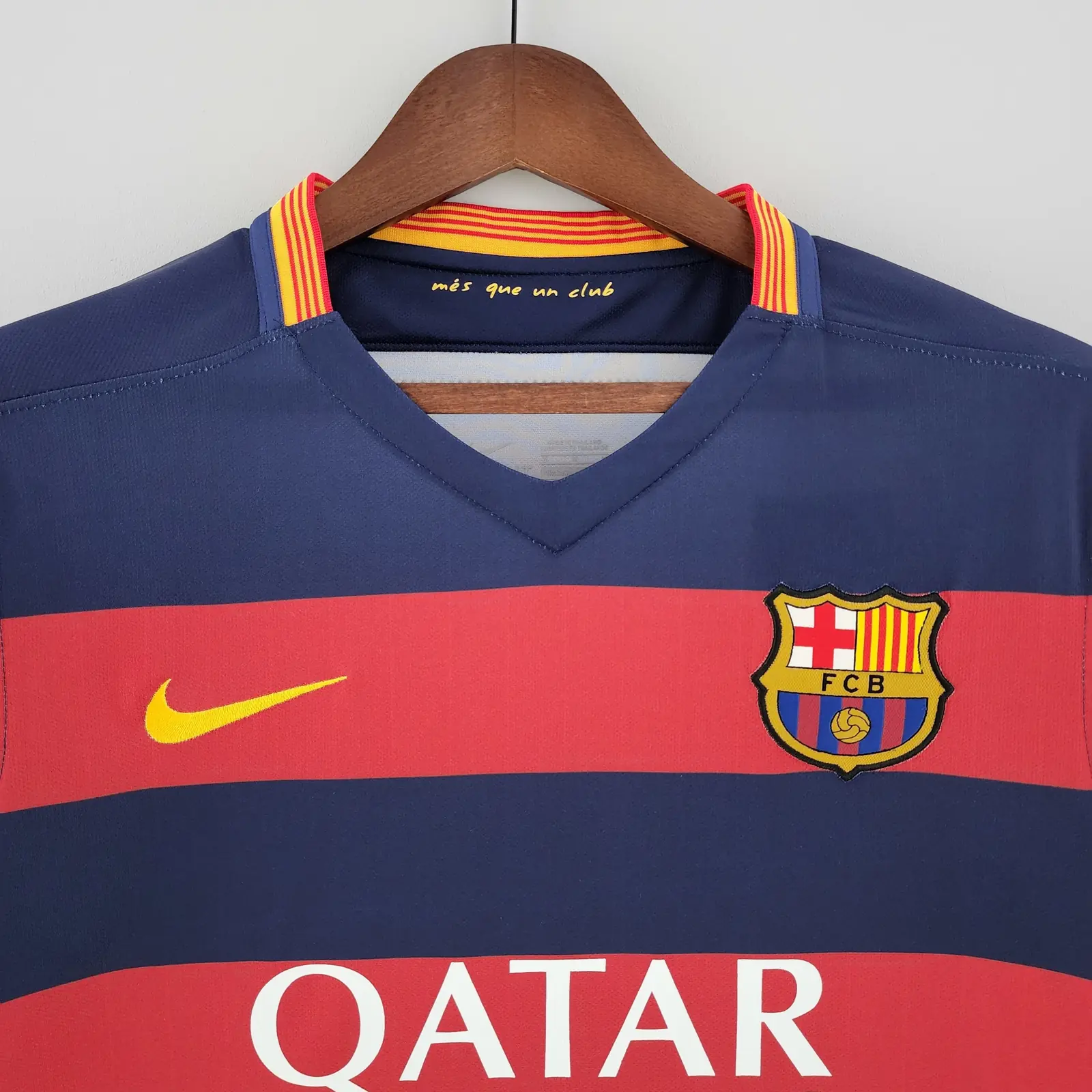 Retro 2015/16 Barcelona Home Shirt thumbnail 2