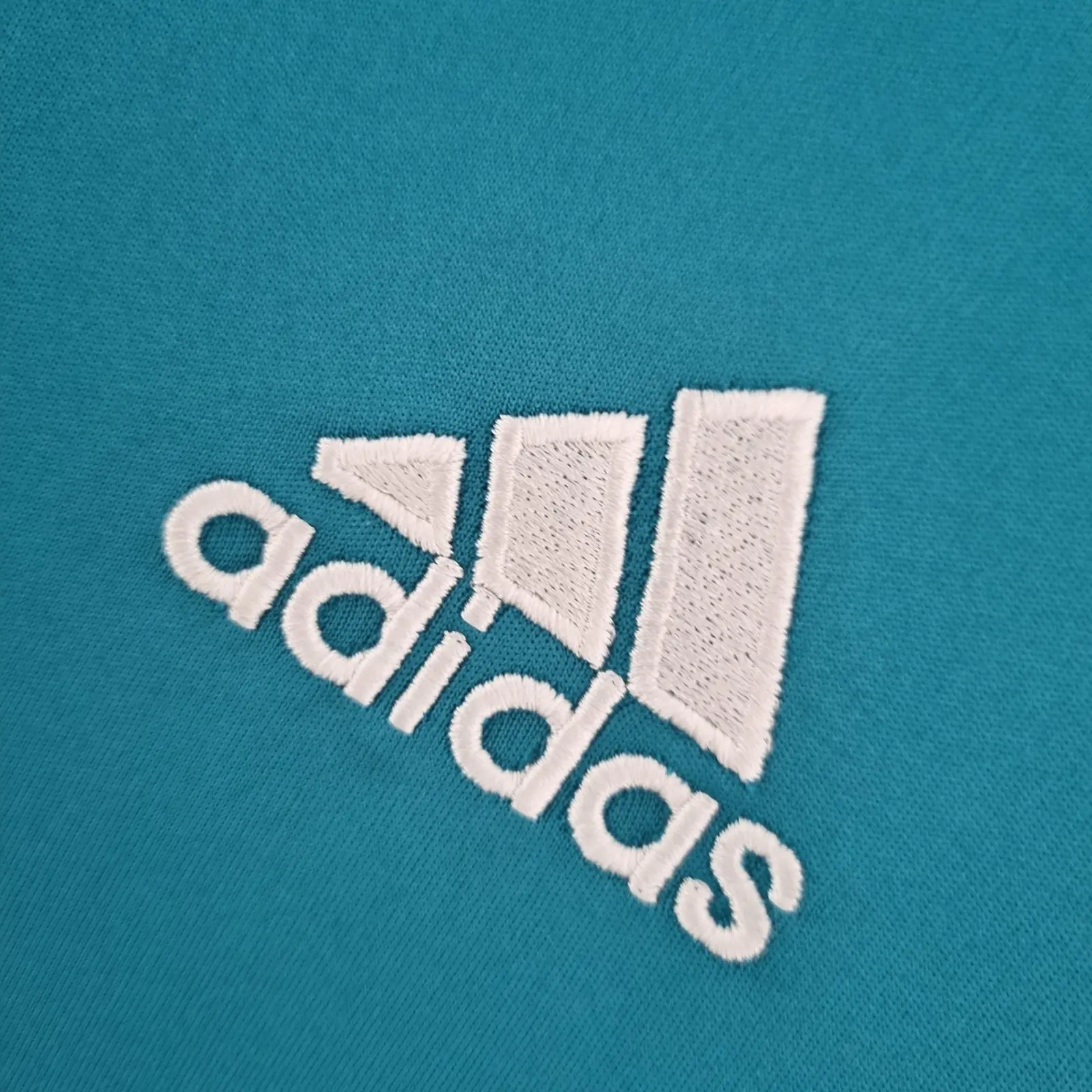 Retro Real Madrid 2017/18 Third Away Shirt thumbnail 3